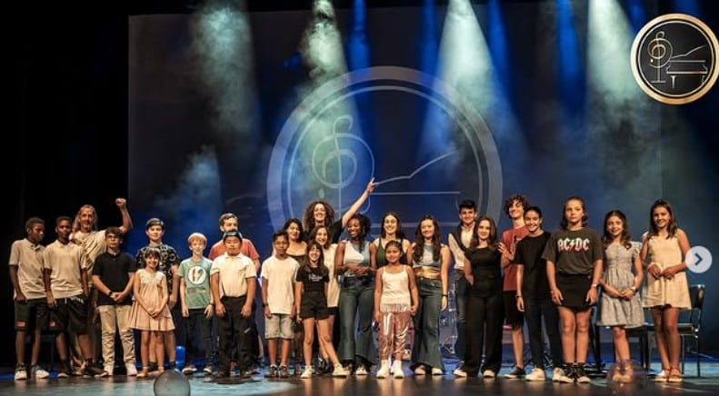Me encanta cuando llegan tímidos, inseguros, y con el tiempo los vemos soltarse, disfrutar de la música y atreverse a subirse a un escenario con confianza.