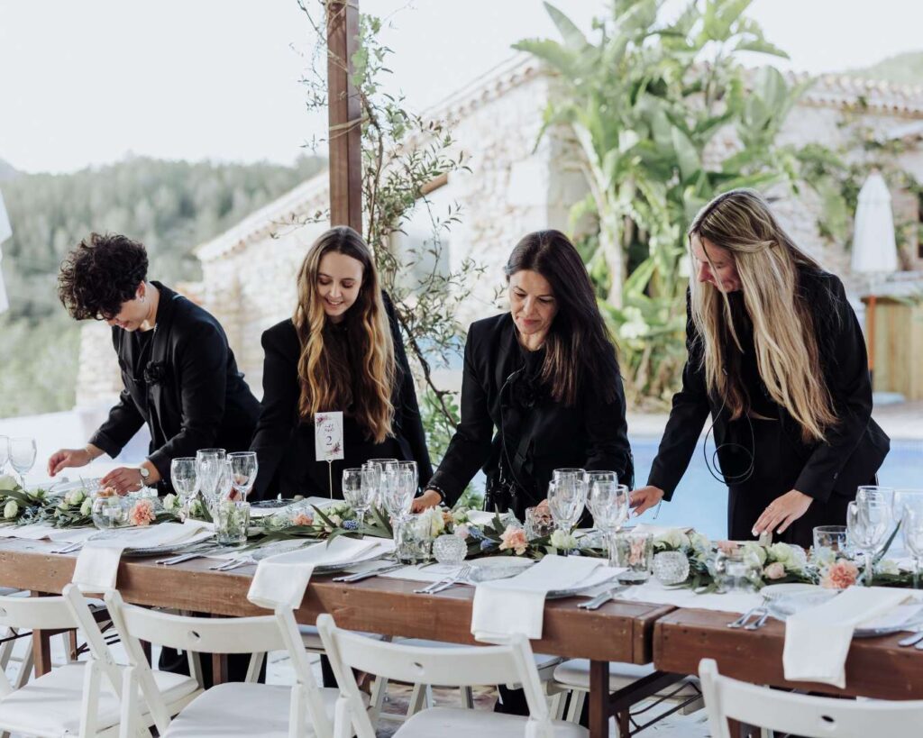 En ambas agencias, Cacenaves lidera un equipo con una dinámica de trabajo basada en la colaboración, la transparencia y la implicación personal en cada proyecto. “Cada pareja es única y cada boda es una historia irrepetible”, afirma.