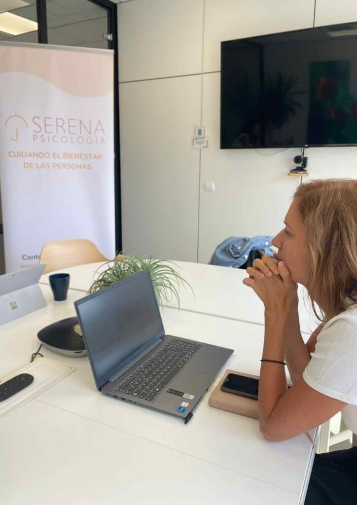 “Mi objetivo era crear un lugar en el que las mujeres pudieran sentirse seguras, comprendidas y bien atendidas, con profesionales altamente cualificados y con experiencia real”, afirma Lorena. De esta forma nació Serena Psicología, en un momento en el que la salud mental necesitaba urgentemente respuestas eficaces y adaptadas a los nuevos tiempos.