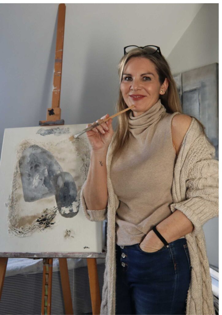 Lola Castillejos descubrió su pasión por el arte en la pandemia y hoy transforma espacios con obras que conectan emociones.